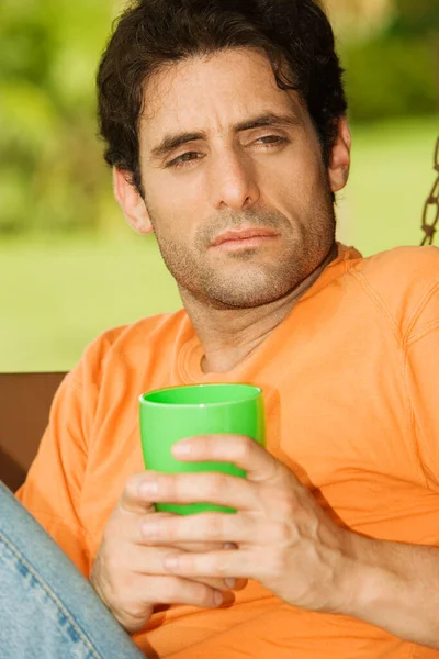 Nahaufnahme Eines Erwachsenen Mannes Mit Einer Kaffeetasse — Stockfoto