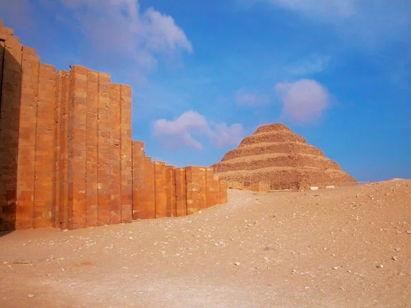 Vue Angle Bas Une Pyramide Dans Paysage Aride Pyramide Étape — Photo