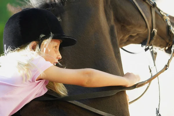 Jonge Vrouw Met Haar Paard Zomer — Stockfoto