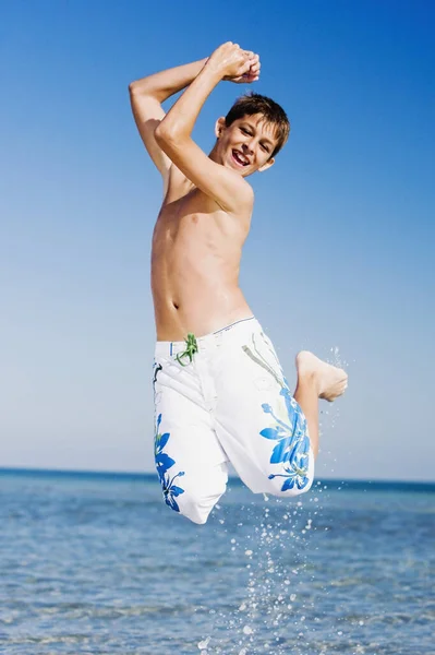 Giovane Camicia Blu Shirt Bianche Sulla Spiaggia — Foto Stock