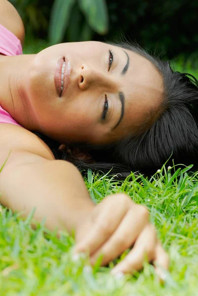 Beautiful Young Woman Lying Grass — Stock Photo, Image
