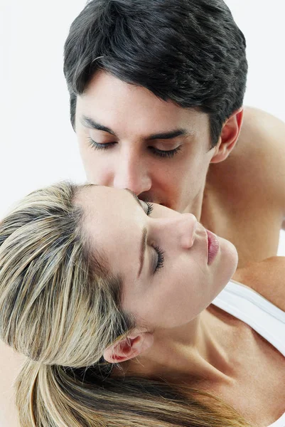 年轻夫妇拥抱的肖像 — 图库照片