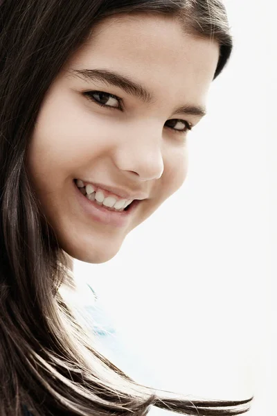 Retrato Uma Jovem Com Sorriso — Fotografia de Stock