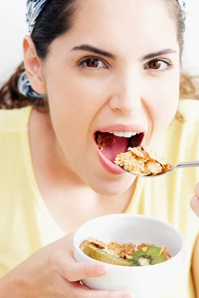 Gros Plan Une Jeune Femme Qui Mange Bol Salade Fraîche — Photo