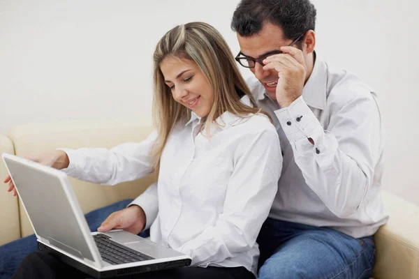 年轻夫妇使用笔记本电脑 在电脑上交谈 — 图库照片