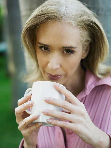 Porträt Einer Schönen Jungen Frau Mit Einer Tasse Kaffee — Stockfoto