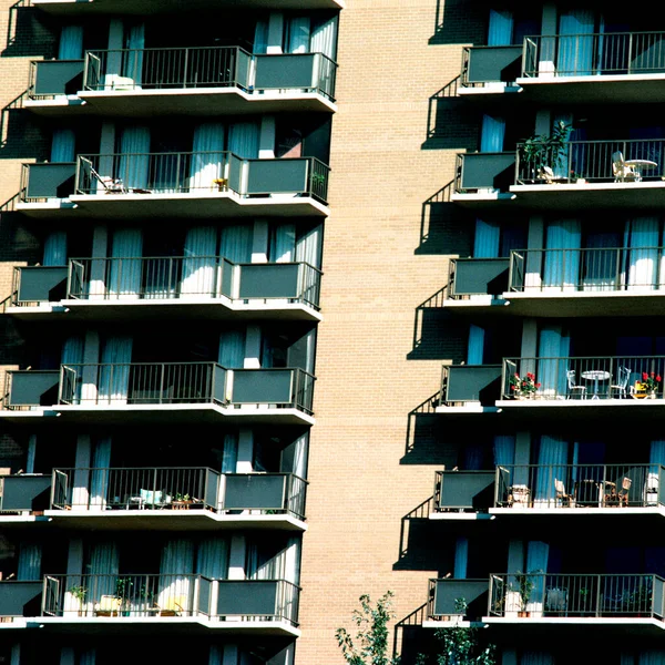 Niedriger Blickwinkel Auf Balkone Eines Wohnhauses — Stockfoto