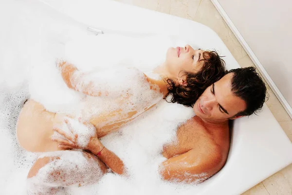 Pareja Joven Amor Relajarse Bañera —  Fotos de Stock