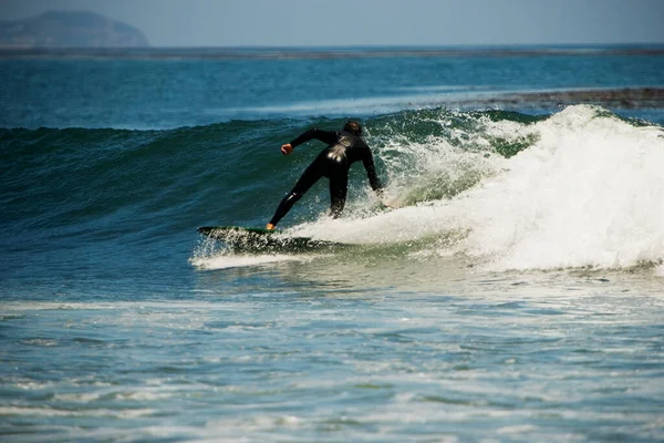 Surfer Surfen Het Strand — Stockfoto