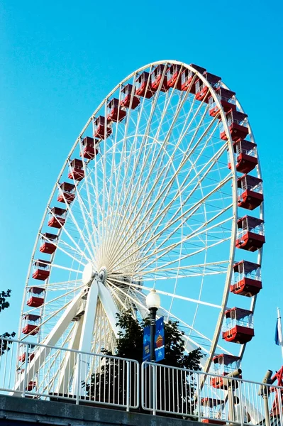 Visão Ângulo Baixo Uma Roda Gigante Parque Diversões — Fotografia de Stock