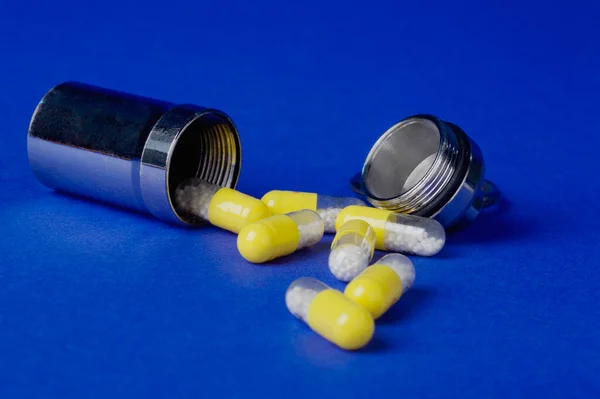Χάπια Και Κάψουλες Μπλε Φόντο — Φωτογραφία Αρχείου