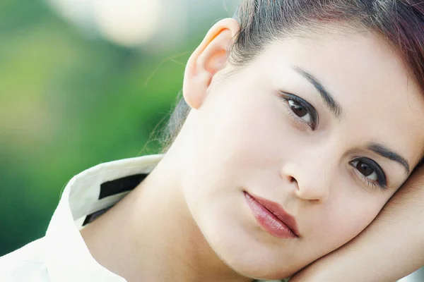 Close Retrato Uma Jovem Mulher — Fotografia de Stock