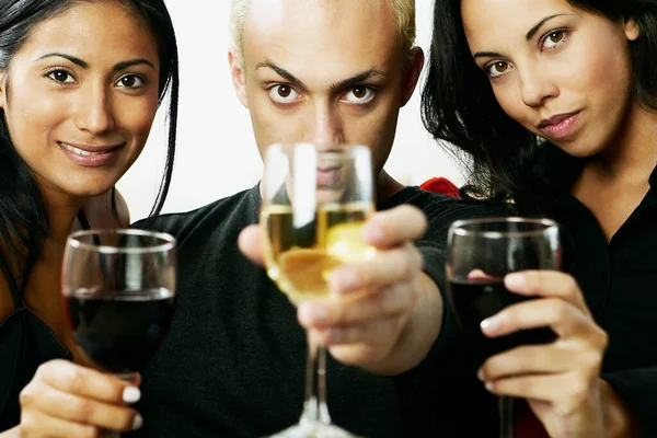 Twee Jonge Vrouwen Met Champagneglazen Een Glas Wijn — Stockfoto