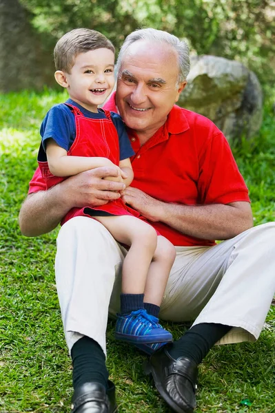 Nonno Nipote Seduti Sull Erba — Foto Stock