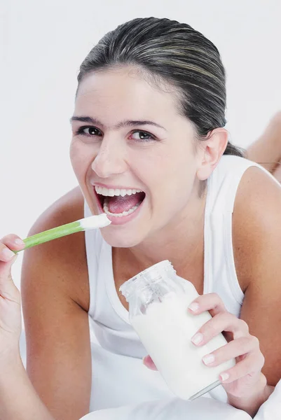 歯ブラシで歯を磨く若い女性は — ストック写真