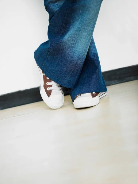 Frauenbeine Turnschuhen Auf Dem Boden — Stockfoto