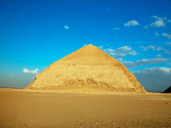 Pirâmides Uma Paisagem Árida Pirâmide Curvada Dashur Egito — Fotografia de Stock