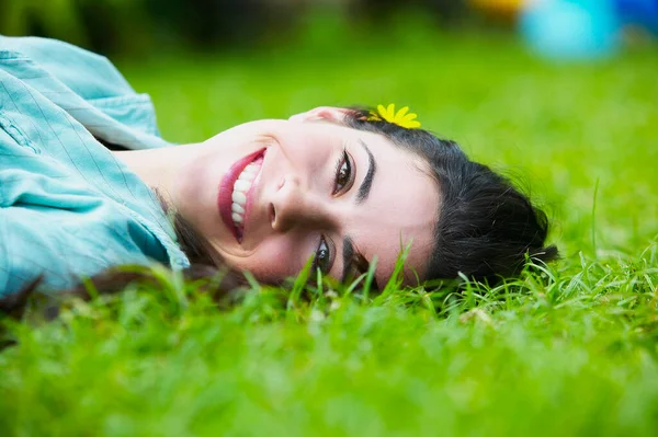 Beautiful Young Woman Lying Green Grass Park — Stock Photo, Image