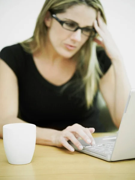 Vrouw Met Laptop Computer — Stockfoto