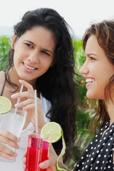 Duas Jovens Mulheres Bebendo Coquetéis Parque — Fotografia de Stock
