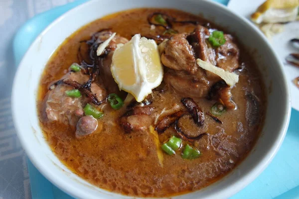 Nahaufnahme Des Traditionellen Pakistanischen Haleem Gerichts Mit Salat Und Zitronensaft — Stockfoto