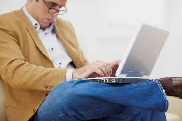 Close Van Een Man Met Behulp Van Een Laptop Terwijl — Stockfoto