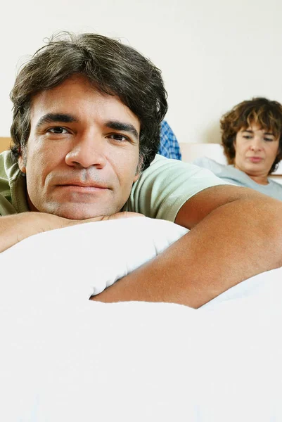 Retrato Hombre Adulto Medio Acostado Una Cama —  Fotos de Stock