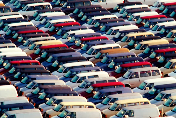 Feche Chevrolet Mini Vans Alinhado Pronto Para Transporte Baltimore Maryland — Fotografia de Stock