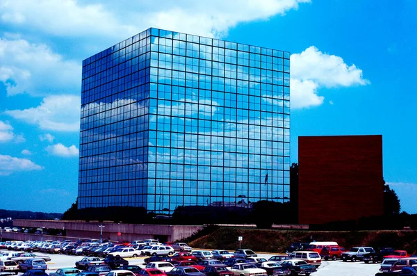 Edifício Cruz Azul Com Reflexos Céu Towson Maryland — Fotografia de Stock