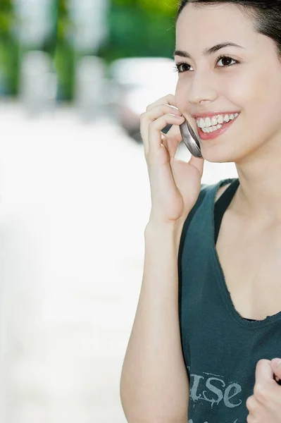 Genç Bir Kadın Cep Telefonuyla Konuşuyor — Stok fotoğraf