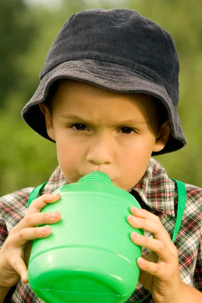 Ragazzo Con Una Tazza — Foto Stock