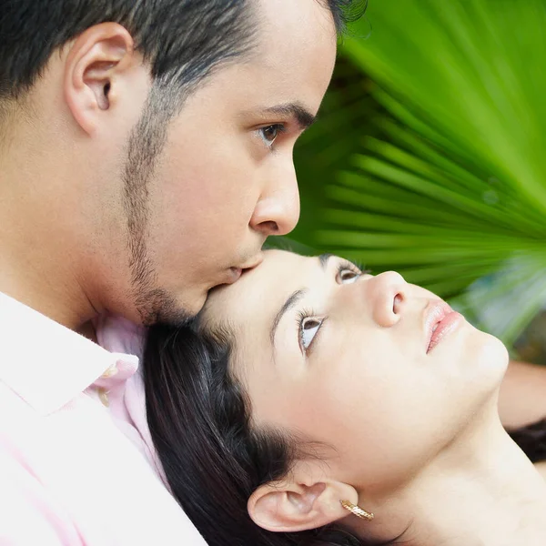 Close Jovem Casal Olhando Para Outro — Fotografia de Stock