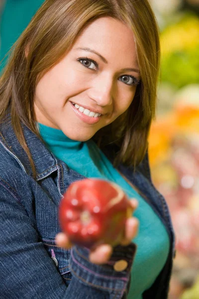 Giovane Donna Con Frutta Nel Mercato — Foto Stock