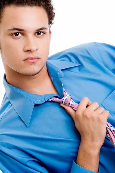 Portrét Mladého Muže Držícího Kravatu — Stock fotografie