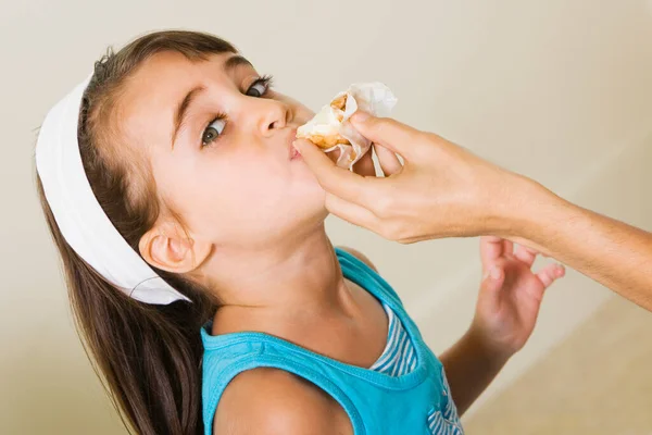 可愛い女の子がアイスクリームを食べる姿を — ストック写真