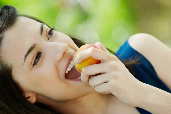 Jonge Vrouw Die Een Kopje Thee Eet — Stockfoto