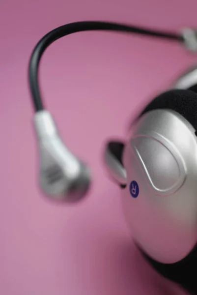 Kopfhörer Und Kopfhörer Auf Rosa Hintergrund — Stockfoto