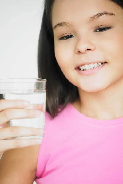 Porträt Eines Süßen Kleinen Mädchens Das Milch Trinkt — Stockfoto