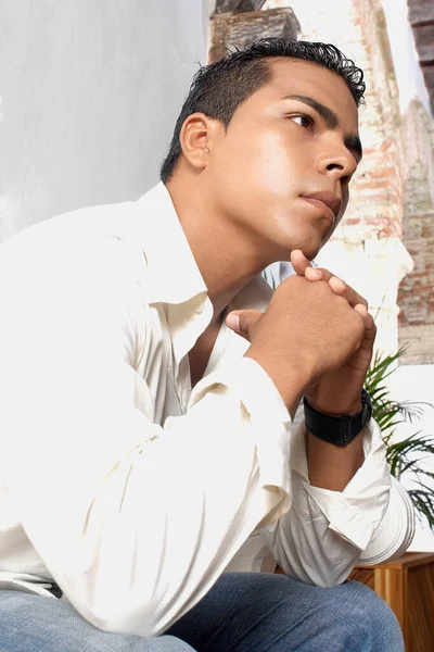一个穿着黑色西装和白衬衫的英俊年轻人的肖像 — 图库照片
