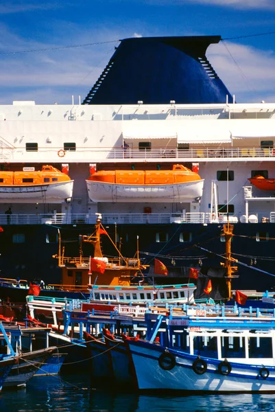 Πολυτελή Σκάφη Αναψυχής Στο Λιμάνι Της Μπαρτσελόνα — Φωτογραφία Αρχείου