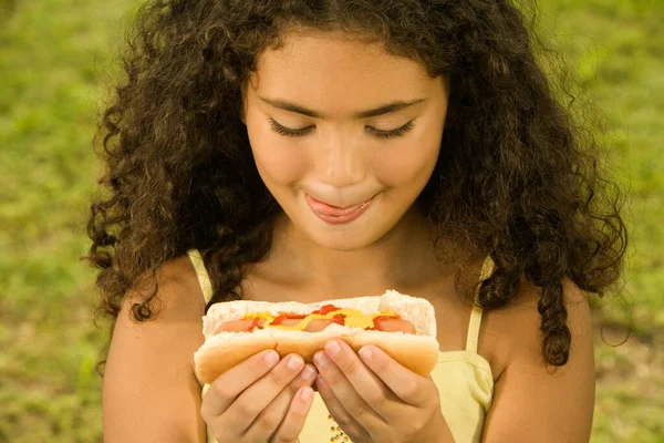 Mujer Joven Comiendo Sándwich — Foto de Stock