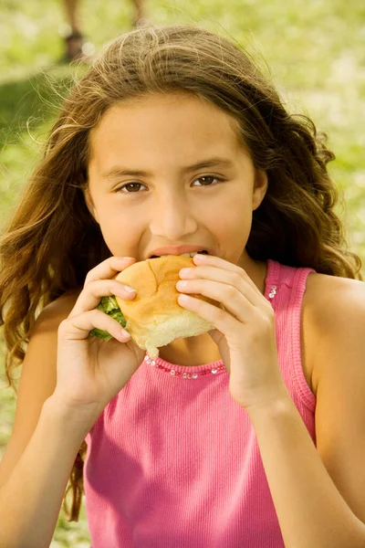 Portrait Une Jeune Femme Mangeant Sandwich — Photo