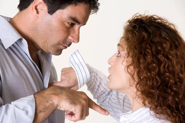 一个中年男人和一个年轻女人争论的侧面轮廓 — 图库照片