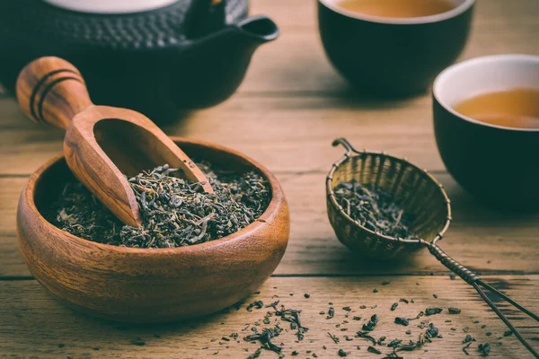 Черный Чай Сушеными Чайными Листьями Инфузионным Деревянным Фоном — стоковое фото