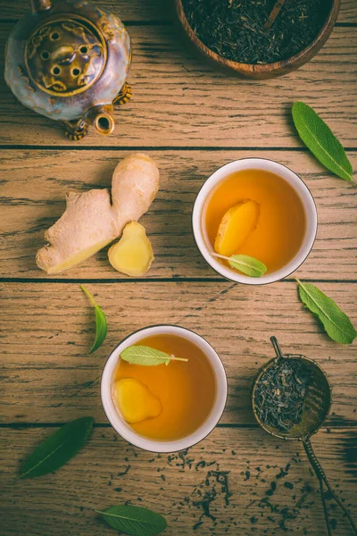 Имбирный Чай Листьями Шалфея Сушеными Черными Чайными Листьями Деревянном Фоне — стоковое фото