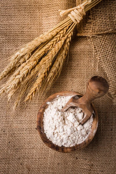 Farinha Tigela Madeira Com Grão Sobre Fundo Serapilheira — Fotografia de Stock