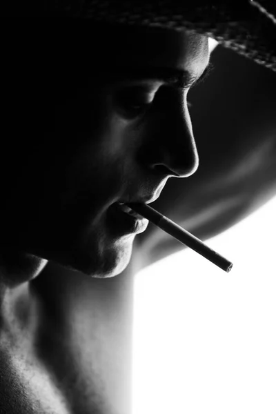 Sigara Içen Orta Yaşlı Bir Adamın Yakın Çekimi — Stok fotoğraf
