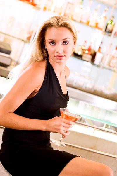 Ritratto Una Giovane Donna Con Mano Bicchiere Martini — Foto Stock