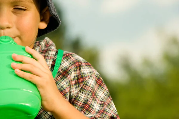 Νεαρό Αγόρι Ποτίζει Ένα Πράσινο Γκαζόν Στον Κήπο — Φωτογραφία Αρχείου