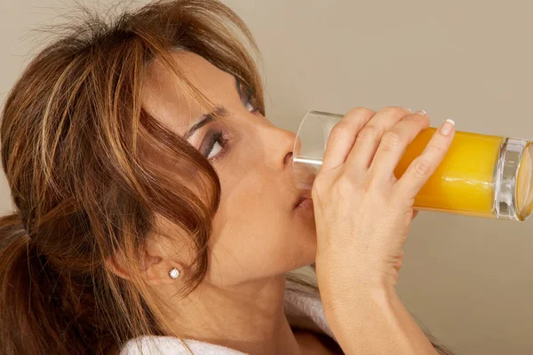 Närbild Vuxen Kvinna Som Dricker Ett Glas Apelsinjuice — Stockfoto